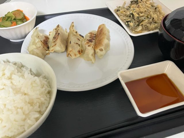 先日のアワーズワーク札幌中央は、餃子を焼くシェフが大活躍🥟🔥
香ばしい香りと、音が広がるキッチンで、愛情たっぷりのお昼ごはんを準備中の一瞬をパシャリ👨‍🍳✨

メニューはこちら💁‍♀️
🥟餃子
🥚もやしのかき玉煮
🥒きゅうりのナムル
🐓鶏がらスープ(焼き麩、グリンピース)

あたたかいスープとスタミナ餃子の組み合わせで元気チャージと、美味しい笑顔が広がりました☺️💪🍴 

いわさき

就労支援B型 #アワーズワーク札幌中央 #今日の昼食 #昼食紹介 #餃子ランチ #手作りごはん #温かい食事 #もやし料理 #ナムル #鶏がらスープ #グリンピース #焼き麩 #札幌ランチ #札幌グルメ #札幌中央区 #就労支援 #働く喜び #みんなでごはん #ランチタイム #食事の時間 #お昼ごはん #美味しい時間 #笑顔の輪 #栄養バランス #今日のメニュー #ほっとする味 #ごちそうさまでした #みんなで食べるごはん #毎日の楽しみ #就労支援の日常