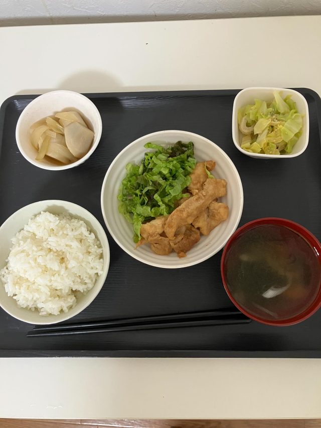今日の紹介する昼食は、ジューシーなチキンステーキ✨
🍽 チキンステーキ
🥗 ちくわとキャベツのサラダ
🥔 里芋の煮もの
🥣 スープ（わかめ・人参）

外はこんがり、中はふっくら！
優しい味わいの里芋の煮ものや、シャキシャキ食感のちくわとキャベツ
寒くなってきたので、あたたかいスープが心も体もほっと癒してくれます☕️
今日をおいしく、元気に乗り切る100円アッド飯です💪
いわさき

#就労支援 #就労継続支援b型 #アワーズワーク札幌中央 #今日の昼食 #昼食紹介 #チキンステーキ #手作りランチ #日替わり定食 #ほっとする味 #家庭の味 #栄養バランス #おいしい時間 #札幌ランチ #福祉事業所 #障がい福祉 #利用者さんの頑張り #笑顔の時間 #昼食の時間 #あたたかいごはん #季節の食材 #ほっこりごはん #働く喜び #チームで頑張る #食事サポート #健康ごはん #毎日の楽しみ #手作りごはん #美味しいランチ #毎日100円ランチ🍙