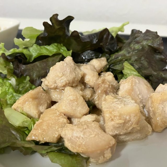 🍽️今日のランチメニュー

・鶏肉の炭火風焼き
香ばしくジューシーに焼き上げて、ごはんが進む人気メニュー✨

・じゃがいものかき玉煮
ほっこり優しい味わいで、体がふっと温まります😊

・なすのあえもの
さっぱり仕上げで、メインとの相性もばっちり！

・味噌汁（大根・太ネギ）
具だくさんで心までほっとする一杯。

栄養バランスばっちりの手作りランチで、午後も元気に🌿
木下

#B型事業所 #就労継続支援B型 #就労支援 #障がい者支援 #今日のランチ #手作りごはん #日替わりランチ #事業所ごはん #手作り料理 #鶏肉料理 #炭火風焼き #じゃがいも料理 #かき玉煮 #なす料理 #味噌汁 #あったかごはん #ランチタイム #お昼ごはん #栄養バランス #食事支援 #福祉のしごと #福祉サービス #札幌 #札幌ランチ #就労支援ランチ #事業所ランチ #日常の風景 #食事記録 #丁寧な暮らし #アワーズワーク札幌中央