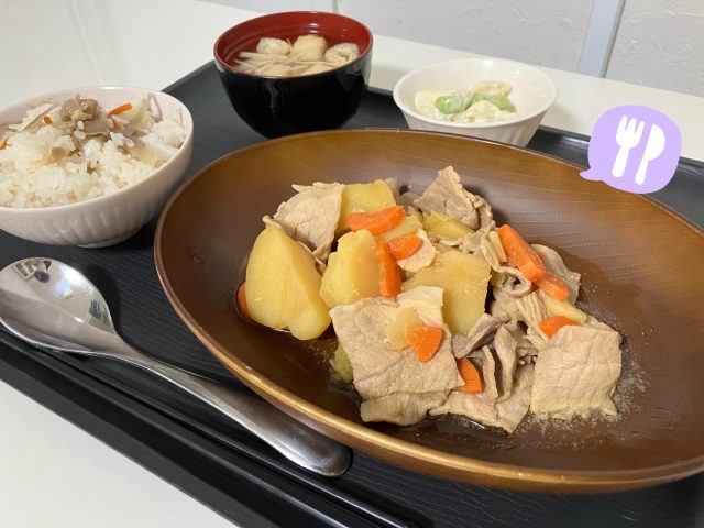 🍀 本日のランチ 🍀
栄養たっぷり、ほっとする和食メニューです☺️

・豚肉とじゃが芋のさっぱり煮
・カリフラワーの和えもの
・みそ汁（えのき）
・鶏五目ごはん

バランスを考えた、体にやさしい昼食をみなさんでいただきました✨
今年も残りわずかとなりました☺︎
体調に気をつけて無理なくお過ごしください🍚🌱
 
いわさき

#B型事業所　#福祉事業所
#札幌　#札幌福祉　#今日のランチ