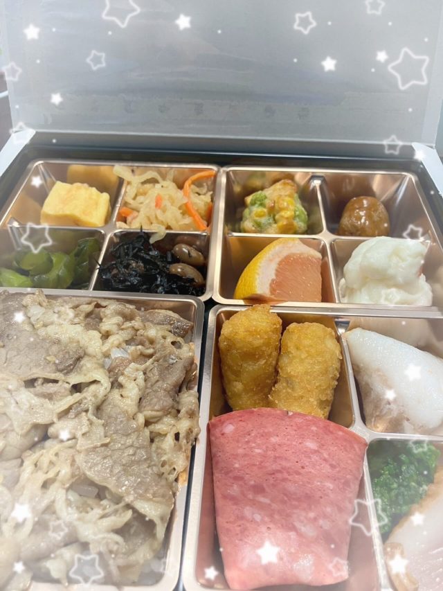 🎅 クリスマス会 昼食メニュー 🎄
	⚪︎国産牛焼き肉御膳🐮
	⚪︎エッグノック☕️🥚
	⚪︎ショートケーキ🍰
クリスマス会はちょっと特別に、豪華な 国産牛焼き肉御膳 をいただきました✨
エッグノックは、卵とミルクの優しい甘さが広がる、アメリカ🇺🇸で定番クリスマスドリンクです🎄
シナモンとカルダモンのスパイスがふわっと香る、とても美味しい飲み物でした(エッグノックは利用者様が教えてくださいました‼︎😊😊✨)

私達も皆様と楽しく、美味しい時間を過ごしました😊
ありがとうございました。🎄
いわさき

#クリスマス会　#クリスマスランチ
#焼き肉ランチ　#エッグノック
#ショートケーキ
#行事食　#季節行事
#特別メニュー　#豪華ランチ
#就労継続支援B型
#アワーズワーク札幌中央
#クリスマス気分
#美味しいがいっぱい