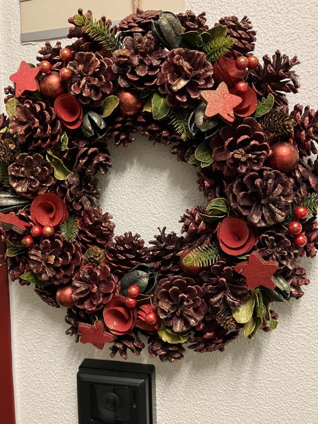 クリスマスリースを事業所に飾りました✨
綺麗なリースに気持ちもほっこり😊
少し早めの事業所のクリスマスパーティ🎈は終わってしまいましたが、クリスマスまでの時間をみなさんと楽しみたいと思います🎅🎁
大森

#クリスマスリース
#リース飾り
#手作りリース
#事業所の日常
#就労支援B型
#福祉事業所
#クリスマス準備
#季節の飾り
#ハンドメイド
#利用者さんの作品
#ものづくり
#冬のイベント
#あたたかい時間
#日常のひとコマ
#笑顔のある場所
