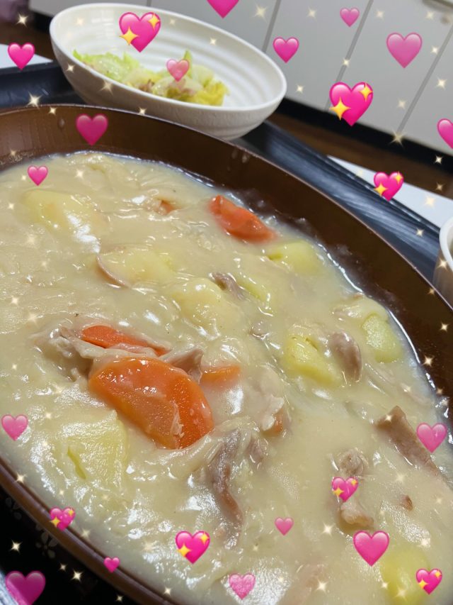 昨日は大寒❄️
一年でいちばん寒いといわれるこの日、外はぐっと冷え込みましたが、
昼食にはあたたかいシチューをいただきました🥣✨
体の中からぽかぽかと温まり、自然と笑顔がこぼれる、
ほっと一息つける時間になりました😊
大森

#就労支援#アワーズワーク #あったかごはん #シチュー #ランチ