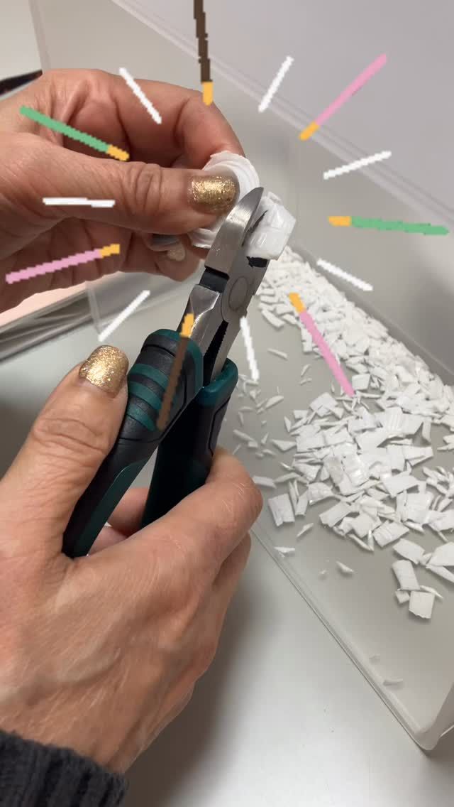 今日はペットボトルキャップのカット作業の様子をご紹介します♻️

一つひとつ手作業で丁寧にカット✂️
集中力が必要な作業ですが、みなさん真剣に👀
そしてコツコツ取り組んでいます😊

身近なものがリサイクルにつながる大切な作業。
これからも丁寧な作業を心がけていきます🌱

あおき

#札幌 #福祉 #就労継続支援 #b型 #ペットボトルキャップ