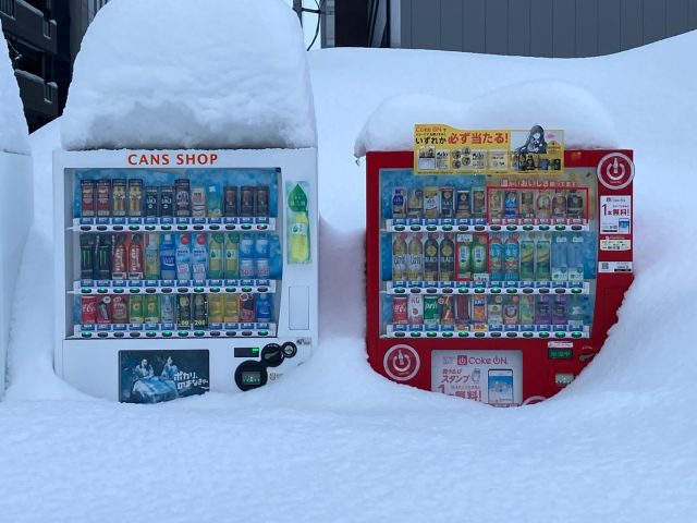 こんにちは、アワーズワーク札幌中央です。

冬の北海道の自動販売機は、いつもよりキンキンに冷えております。
お買い得ですね。
きのした

#アワーズワーク札幌中央
#就労継続支援B型
#札幌
#北海道の冬
#冬あるある