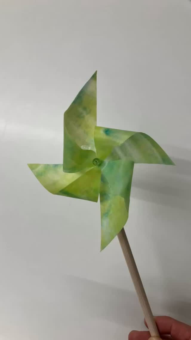 Selamat siang,
こんにちは、　アワーズワーク桑園のアセップです。
このぐるぐる回る物何から出来ているでしょうか？
思いっきり回しましたが空には飛べないから子供のおもちゃには安全です。　まだ先ですが夏に向かっていっぱい作ってみませんか？
在宅でも作られます。
お気になる方はコメントまたはチャットして下さい。お待ちしてます。
利用者募集中！
見学だけでも🆗です。
お気軽にお問合せ下さい。
お問合せは
☎️08040411877 担当ホンマ
* 
#就労継続支援b型 #ぐるぐる回る #札幌#福祉 #在宅ワークで旦那越え