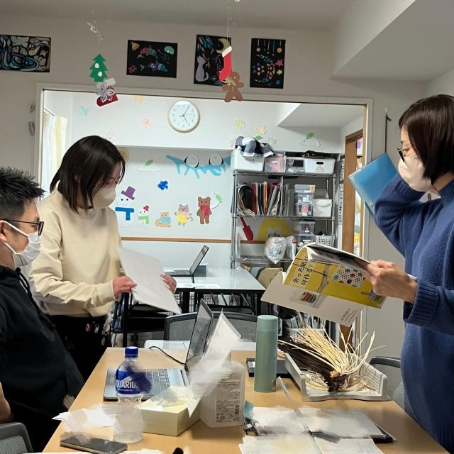 午後はミーティングの時間☕✨

利用者さんの作業について、
職員で意見交換をしました😊

小さな気づきや工夫を持ち寄りながら、
より良い作業環境を考えています🌱

こうした時間も大切な支援のひとつ✨
きのした

#就労支援B型
#職員ミーティング
#支援の裏側
#より良い支援へ
#事業所の日常