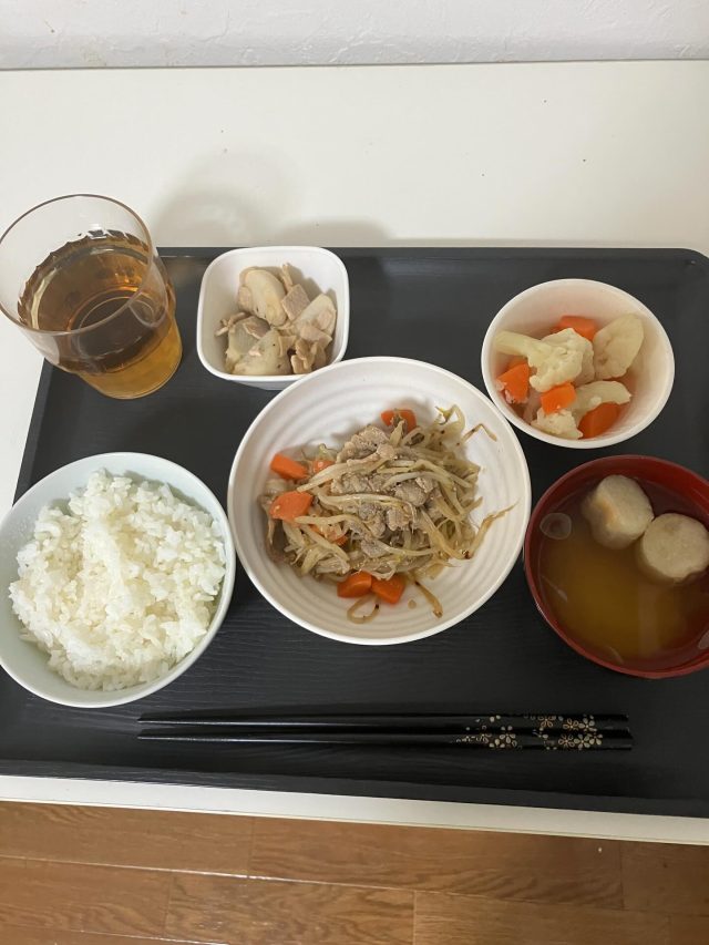 🍽✨ 昼食紹介✨🍽

・豚肉のオニオンソース炒め
・ハムと里芋のサラダ
・カリフラワーの煮もの
・みそ汁（ねぎ、麩)

バランスの良いメニューで、美味しくいただきました😊
ごちそうさまでした✨

いわさき

#昼食紹介
#今日のランチ
#就労支援B型
#日常のひとコマ