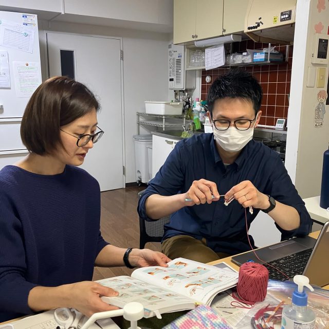 編み物男子、爆誕🧶✨
初心者職員、人生初の編み物に挑戦！！
教えてもらいながらコツコツと練習中です🐢
完成はいつになるのか…？温かく見守りましょう！🐢🐢✨

#編み物男子 #編み物初心者 #就労支援 #手作りのある暮らし #アワーズワーク札幌