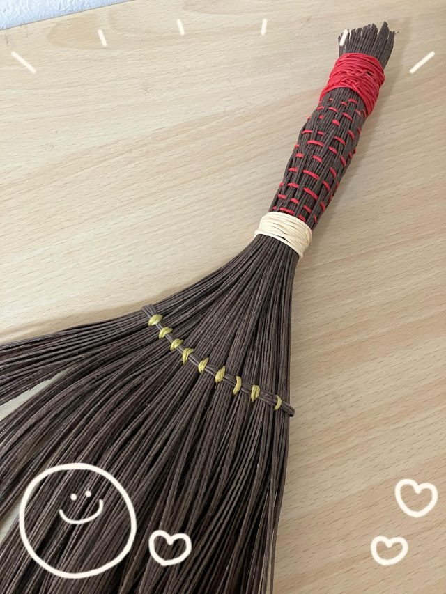 在宅ワークでお願いしている、クラフトバンドのカット作業✂️✂️

その材料が
かわいい卓上ほうきになりました🧹✨

見えないところでの丁寧な作業や、仕分けに携わってくれている方々の作業が、制作者を通して
形ある作品につながっています。

机の上や細かいところをサッとお掃除できる
便利なハンドメイド作品です😊

いわさき

#在宅就労
#クラフトバンド作品
#ハンドメイド
#就労支援
#卓上ほうき