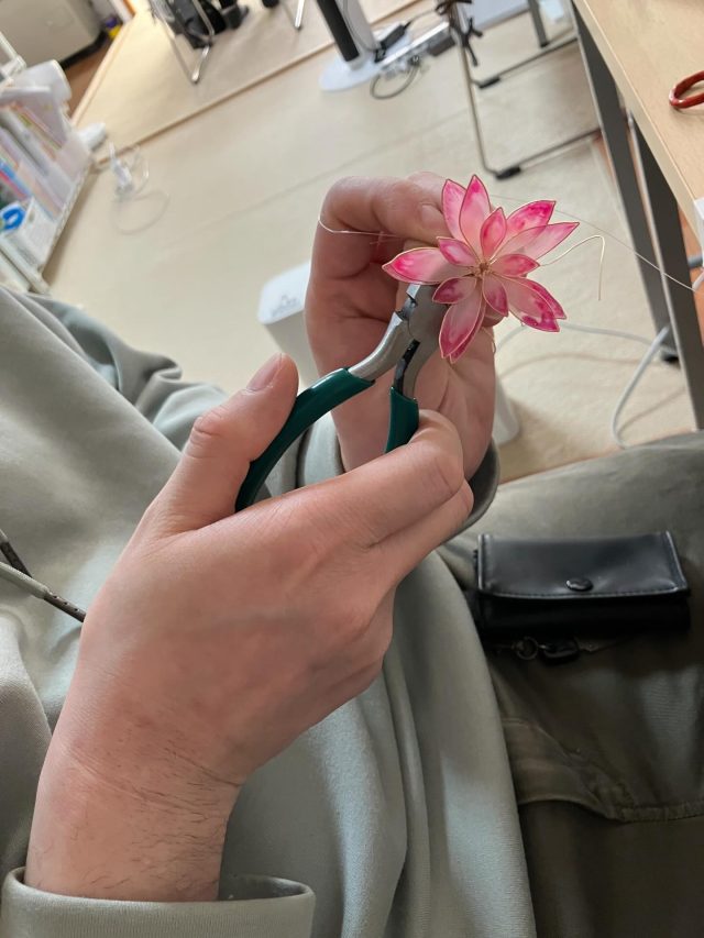 アメリカンフラワー制作🌸

ワイヤーで形を作り、専用の液につけて作るお花です。
光に当たるとキラキラして、とてもきれいに仕上がりました✨完成が楽しみです。
あおき

#アメリカンフラワー
#ハンドメイド
#ものづくり
#就労継続支援B型
#福祉