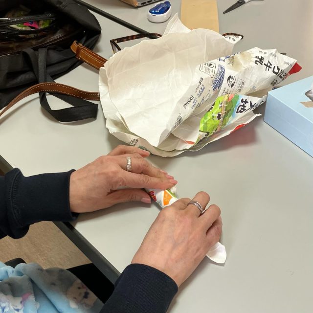 本日の作業風景です✨
クラフトバンドを使った作品づくりと、牛乳パックを活用したリサイクル制作に取り組みました。
それぞれ素材や工程が異なるため、利用者さん一人ひとりが自分のペースで丁寧に作業を進めています。
身近な素材が少しずつ形になっていく様子に、達成感や楽しさを感じながら取り組まれていました☺️
完成がとても楽しみです♻️

#作業風景 #クラフトバンド #リサイクル制作 #就労支援 #ハンドメイド
