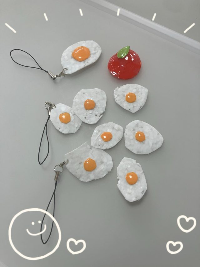 ペットボトルキャップをリサイクルして、目玉焼きストラップとりんごを作りました🍳🍎

普段は捨ててしまうキャップも、アイデアと少しの工夫でかわいい作品に生まれ変わります。
利用者さんがひとつひとつ丁寧に作りました。

これからもリサイクルを通して、いろいろな作品づくりに挑戦していきます✨

#リサイクル制作
#ペットボトルキャップ
#ハンドメイド作品
#就労支援
#ストラップ作り