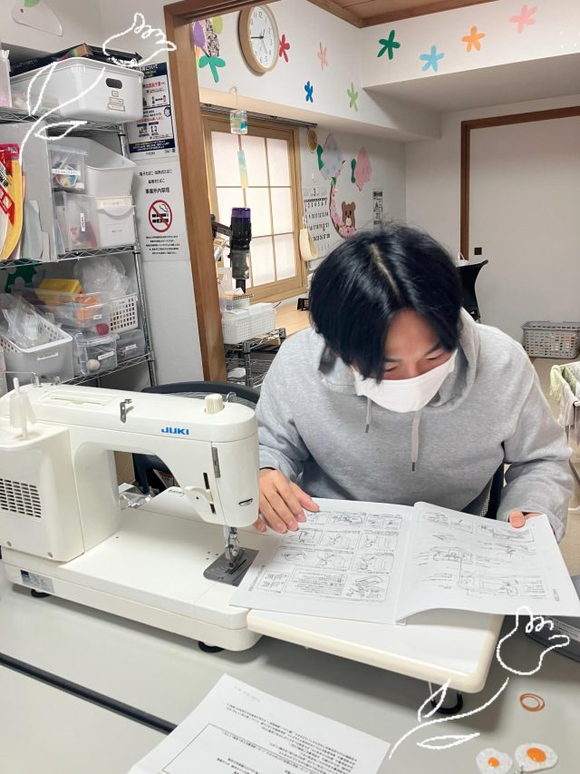 ミシン男子、爆誕🧵
はじめてのミシンに挑戦中！
糸の通し方や縫い始めなど、基本をひとつひとつ丁寧に。
これからどんな素敵な作品が生まれるのでしょうか😊
みなさんお楽しみに♪

あおき

#札幌 #就労継続支援 #福祉 #ミシン #初挑戦
