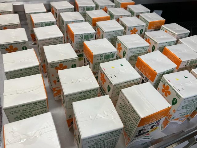 牛乳パック🐮リサイクル商品♻️

洗い終わった牛乳パックを
きれいに並べて乾かし中です🙌

普段は捨ててしまうものも、
こうして手をかけることで
新しい作品の材料になります！
あおき

#就労継続支援B型
#リサイクル作品
#牛乳パック再利用
#福祉
#ものづくり